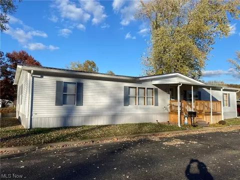 416 Compass Cir SE, New Philadelphia, OH 44663