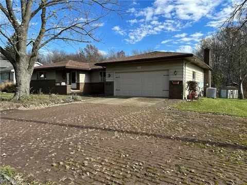 2356 Andrews Dr NE, Warren, OH 44481