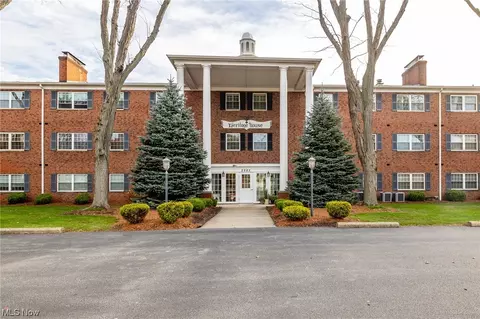 2885 Pease Dr #321, Rocky River, OH 44116