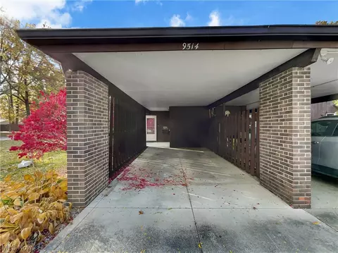 9514 Fernwood Dr #9514, Olmsted Falls, OH 44138