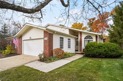725 Woodlake Dr, Aurora, OH 44202