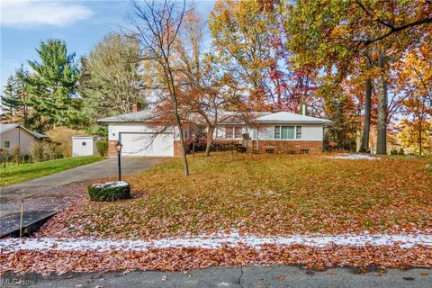 563 Crest Dr, Mogadore, OH 44260