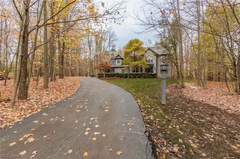 2946 Mill Gate Dr, Willoughby Hills, OH 44094