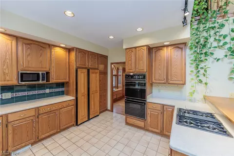 2946 Mill Gate Dr, Willoughby Hills, OH 44094 photo 5