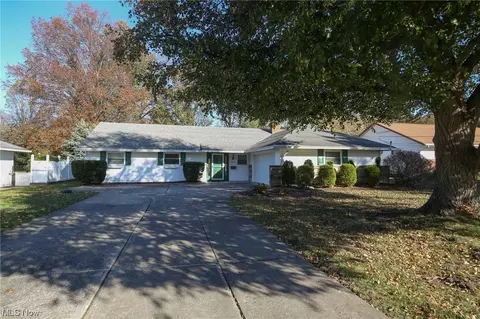25925 Euclid-chagrin Pkwy, Richmond Heights, OH 44143