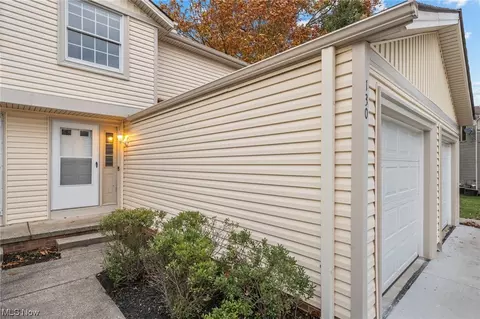 130 Maria Dr #7B, Bedford, OH 44146