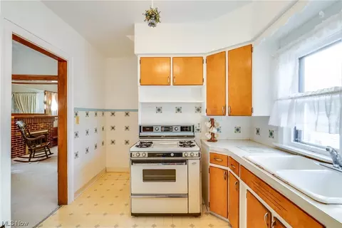 453 Butler Ave, Akron, OH 44310 photo 9