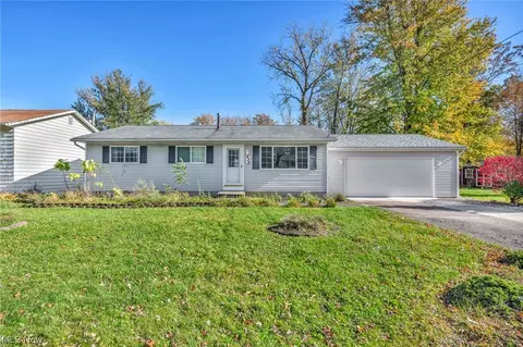635 Oakwood Ave, Sheffield Lake, OH 44054