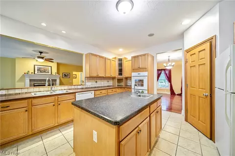 2584 Dodd Rd, Willoughby Hills, OH 44094 photo 2