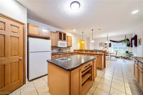 2584 Dodd Rd, Willoughby Hills, OH 44094 photo 4