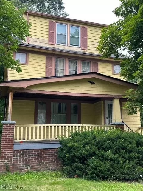920 Yellowstone Rd, Cleveland Heights, OH 44121