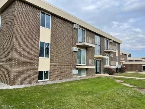 15212 Maple Park Dr #14, Maple Heights, OH 44137