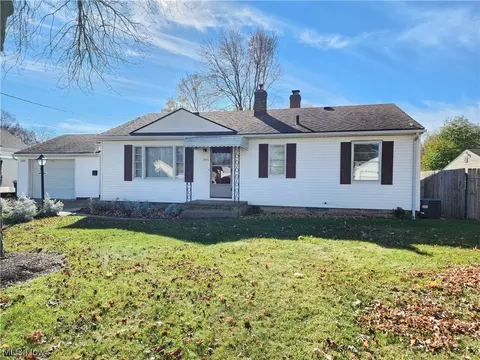 2090 Cramer Ave, Akron, OH 44312 photo 2