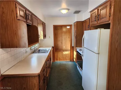2090 Cramer Ave, Akron, OH 44312 photo 9