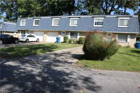 279-283 Canova Dr, Akron, OH 44319