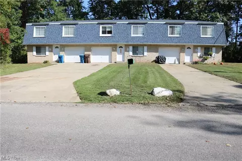 291-295 Canova Dr, Akron, OH 44319