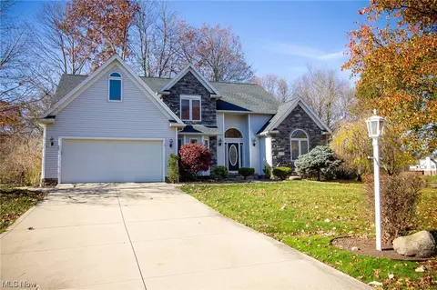3212 Crown Pointe Dr, Stow, OH 44224
