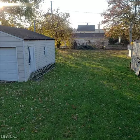 337 Winckles St, Elyria, OH 44035 photo 3