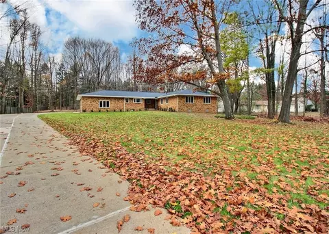 4240 Som Center Rd, Moreland Hills, OH 44022