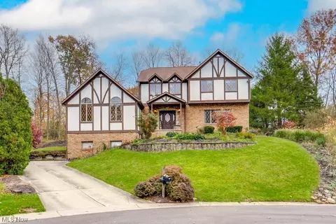 561 Woodbury Dr, Akron, OH 44333