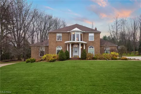 8190 Daventree Dr, Brecksville, OH 44141