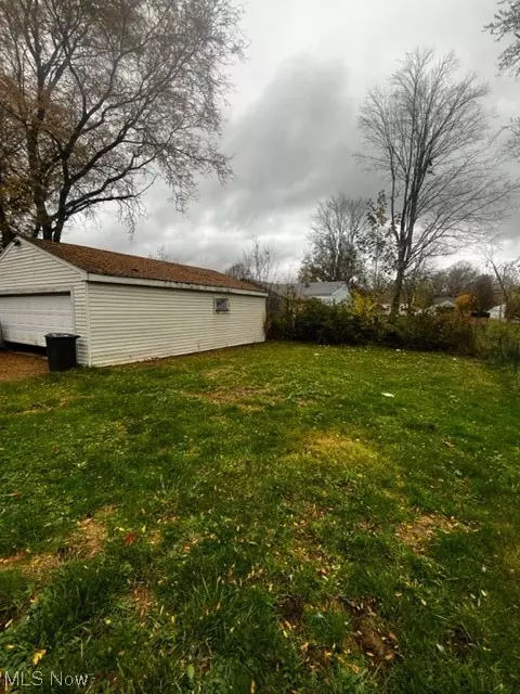 3945 Sylvia Ln, Youngstown, OH 44511 photo 2