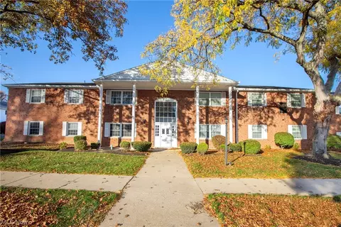 2842 Pease Dr #105S, Rocky River, OH 44116