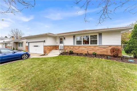 6652 Crenshaw Dr, Parma Heights, OH 44130