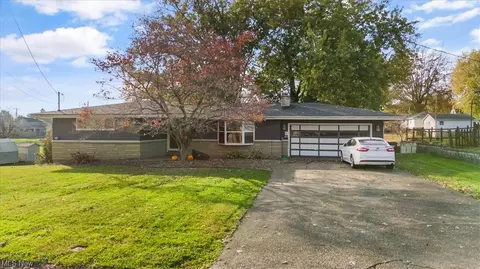 705 Walnut St, Belpre, OH 45714