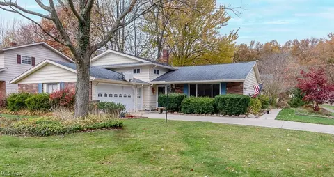 26492 Sudbury Dr, North Olmsted, OH 44070