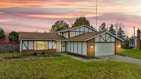 7568 N Sarasota Dr, Parma, OH 44134