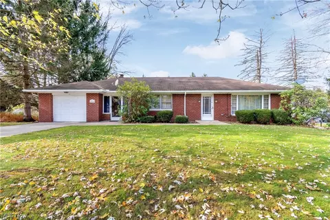 10555 Kent Ave NE, Hartville, OH 44632