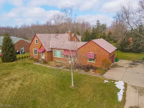 13910 Shawnee Trl, Middleburg Heights, OH 44130