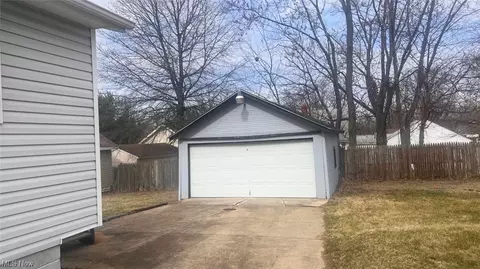 871 Bisson Ave, Akron, OH 44307 photo 2