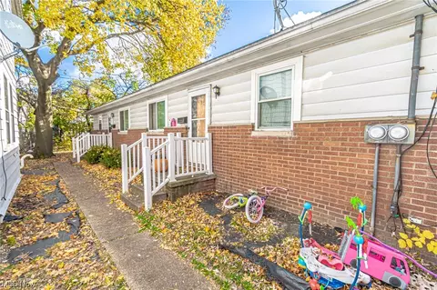 975-977 Berwin St, Akron, OH 44310 photo 2