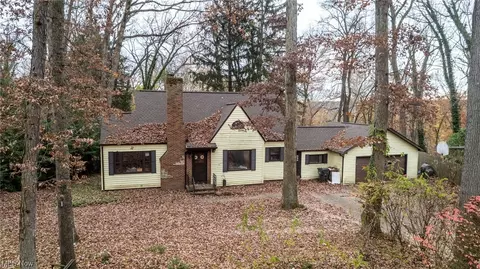2540 Valley View Dr, Cuyahoga Falls, OH 44223