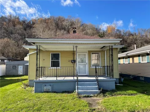 325 Sinclair Ave, Yorkville, OH 43971