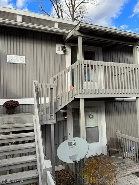 239 Portage Lakes Dr #B, Akron, OH 44319