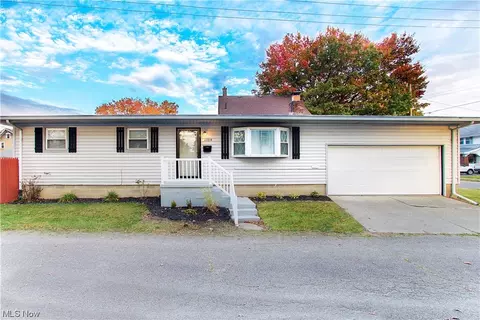 2304 Center Ct NW, Canton, OH 44709