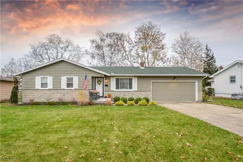 2253 Sprucewood Dr, Austintown, OH 44515