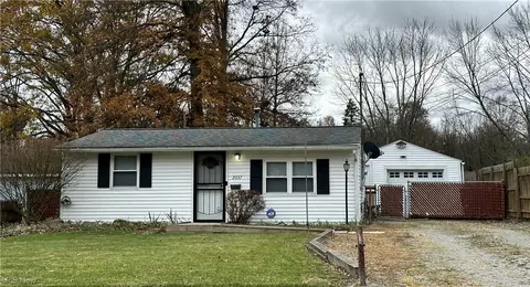 2037 Oak St SW, Warren, OH 44485