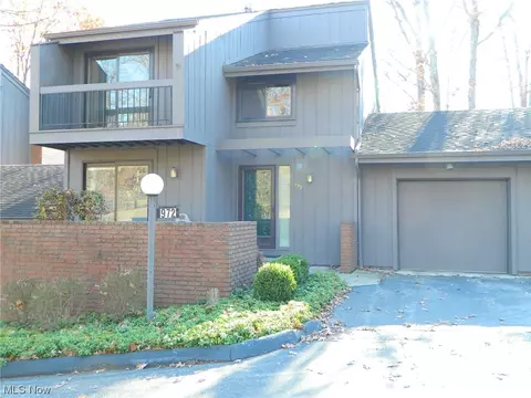 972 Canyon View Rd, Sagamore Hills, OH 44067