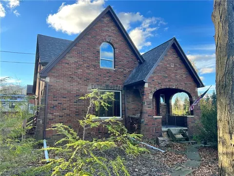 1148 Ridge Rd, Hinckley, OH 44233