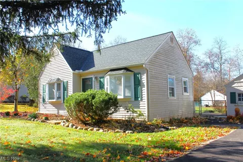 18 Oakleigh Dr, Brunswick, OH 44212