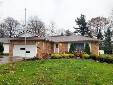 6740 Larchmont Dr, Mayfield Heights, OH 44124