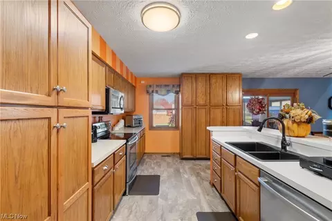 8366 Turquoise Ave NE, Canton, OH 44721 photo 8