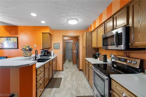 8366 Turquoise Ave NE, Canton, OH 44721 photo 7