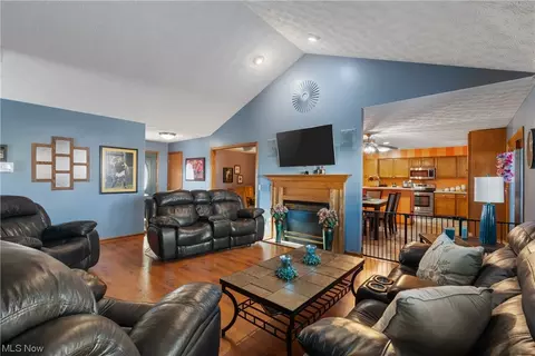 8366 Turquoise Ave NE, Canton, OH 44721 photo 3