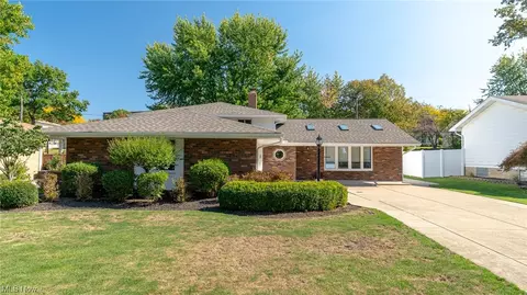 6951 Greenbriar Dr, Parma Heights, OH 44130