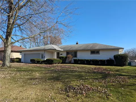 921 Pinecrest Rd, Girard, OH 44420